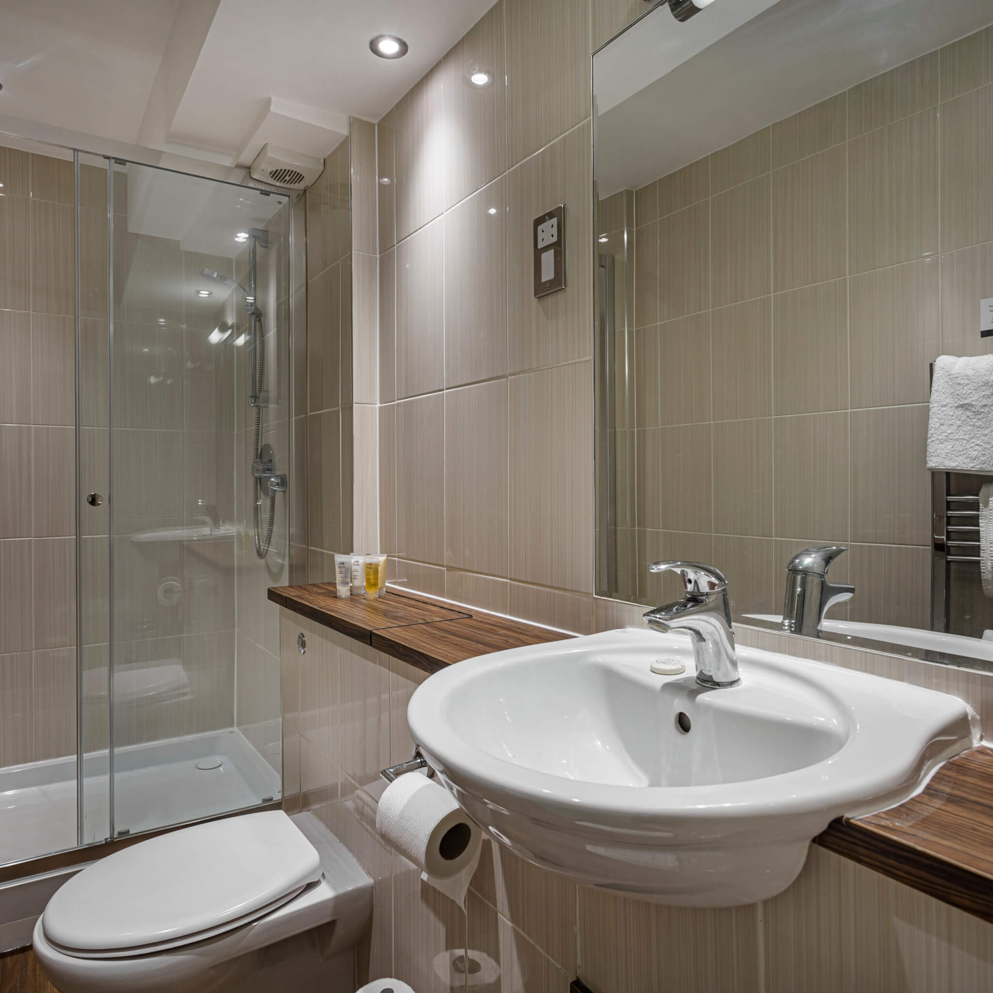 Accessible Double Room Three Swans Hotel Market Harborough Restroom scaled