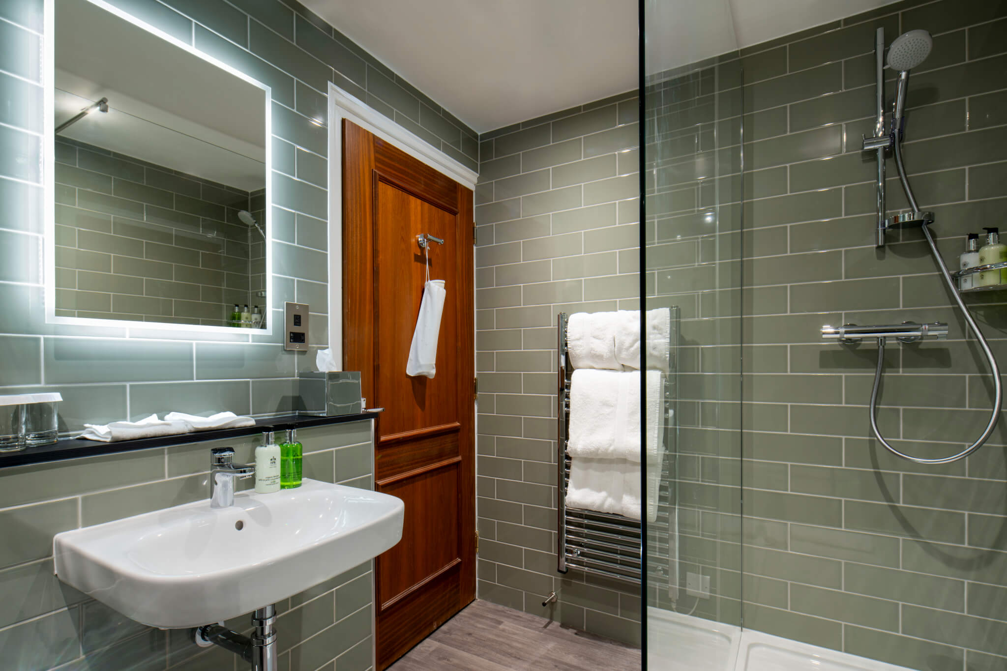 Deluxe Double Room Three Swans Hotel Market Harborough Bathroom
